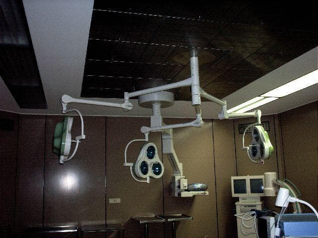 HANAULUX London Trio Surgical light