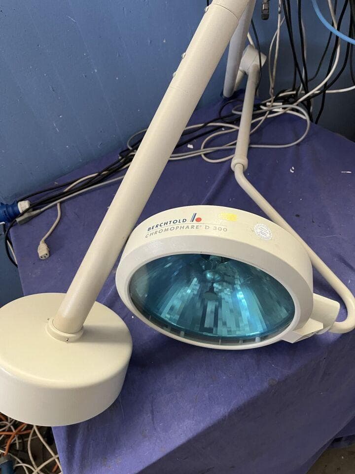 BERCHTOLD Chromophare D 300 Surgical light