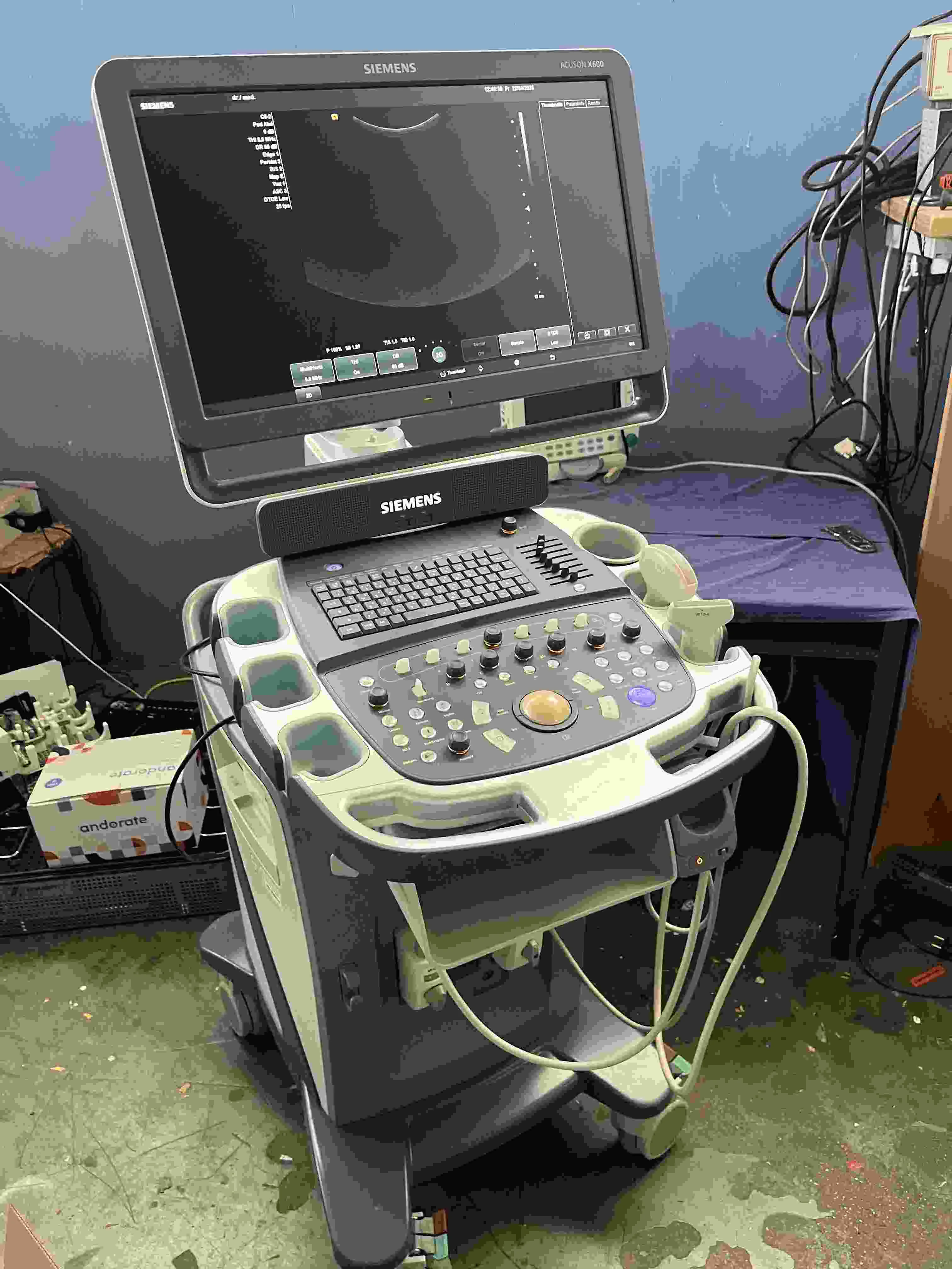 SIEMENS ACUSON X600 Ultrasound Machine