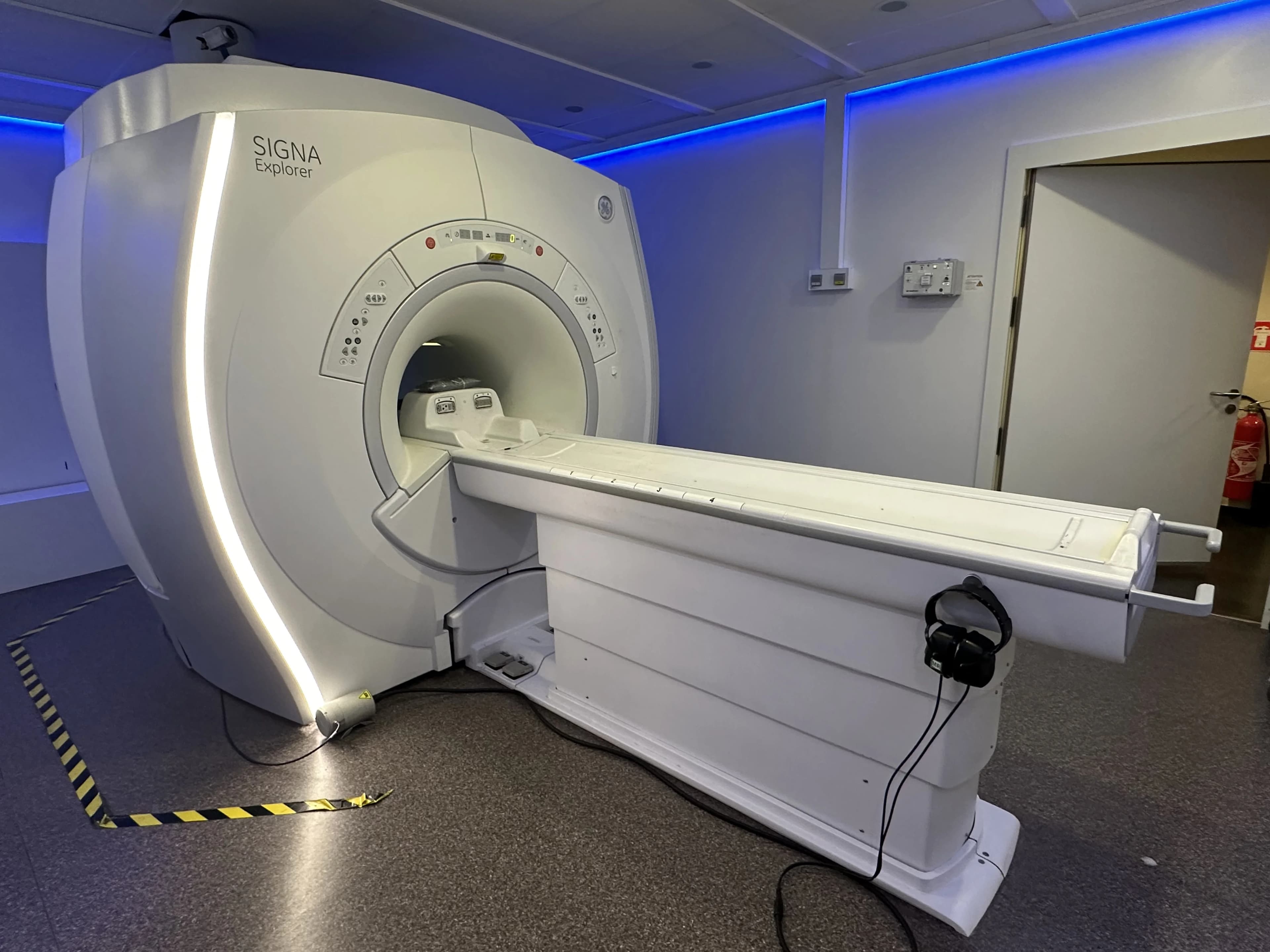 GE Signa Explorer 1.5T MRI machine