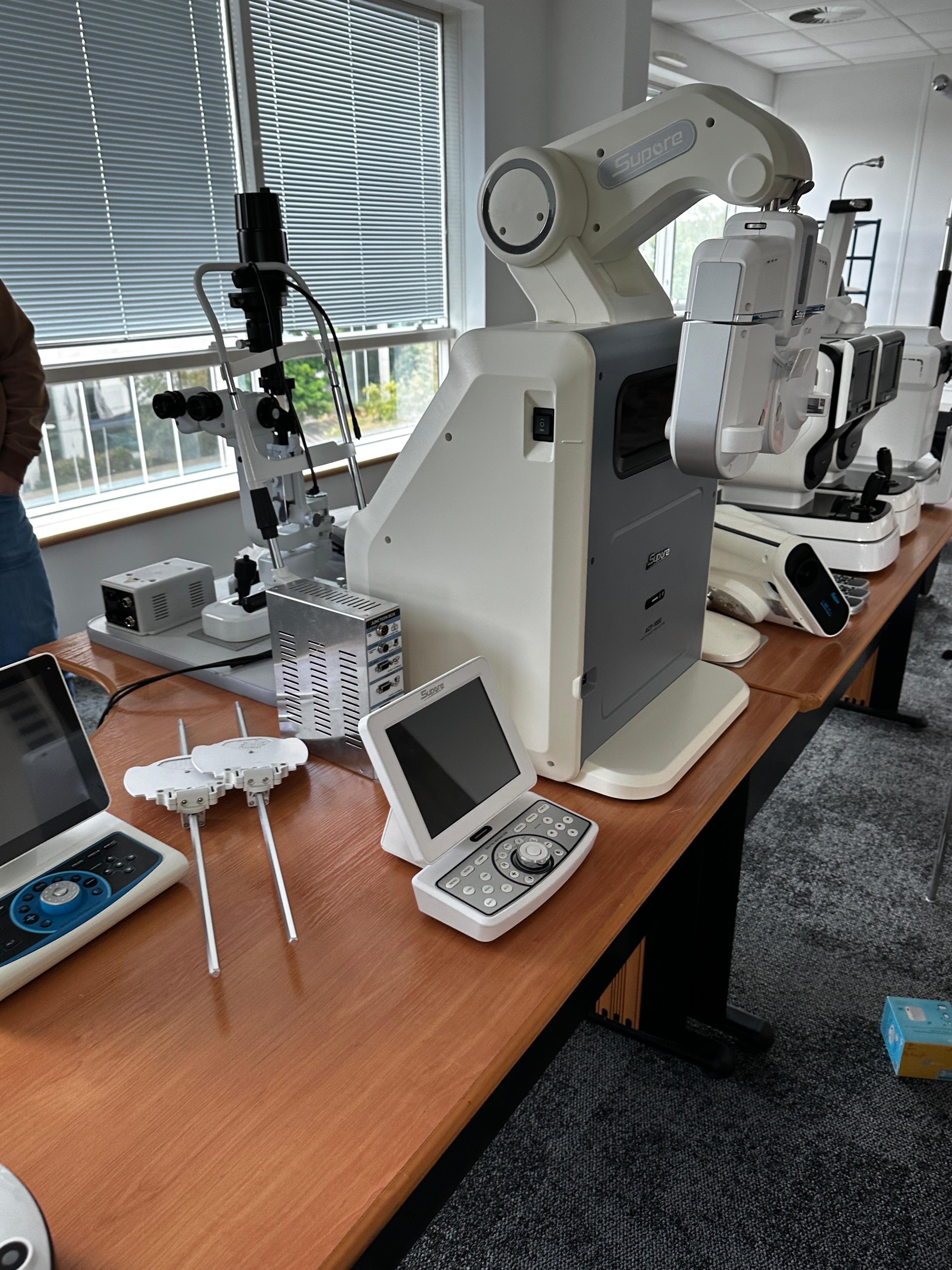 SUPORE ACP-1000 Ophthalmic chart projector