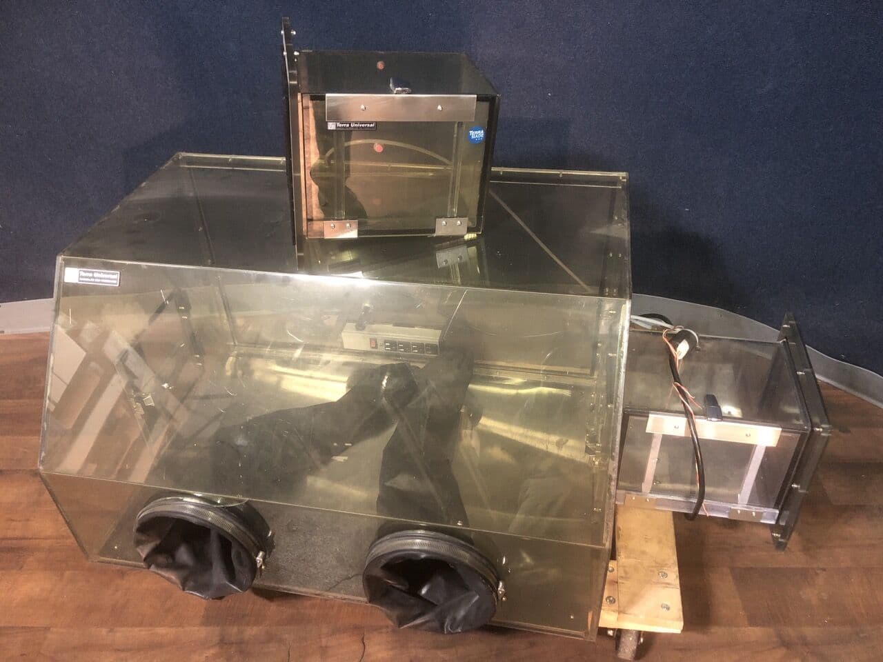 For Sale TERRA UNIVERSAL Tabletop Isolation Chamber glove box: Includes extra end chamber.