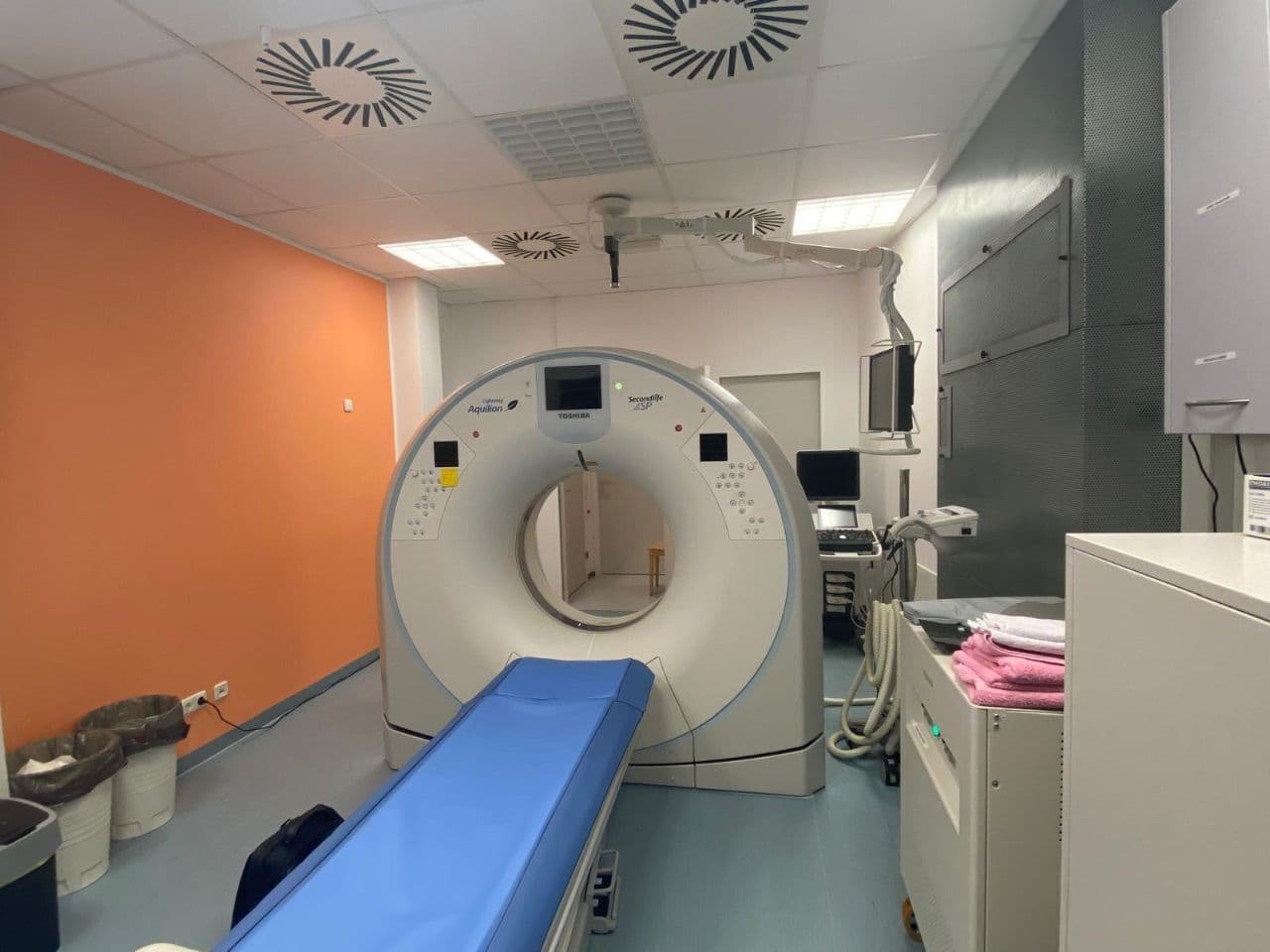 For Sale TOSHIBA Aquilion Lightning SP CT Scanner