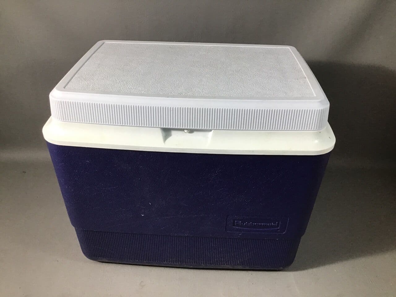 For Sale RUBBERMAID 194000 220 Ice Chest