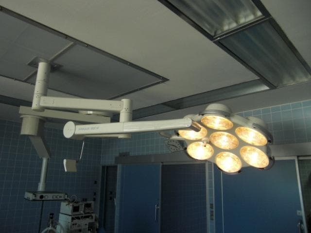 HANAULUX 2007 Surgical light