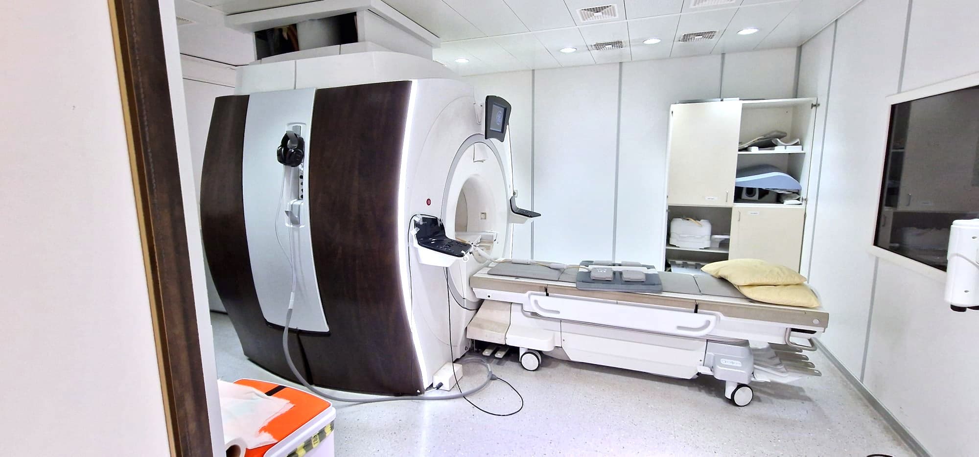 GE Optima MR450w GEM 1.5T MRI machine