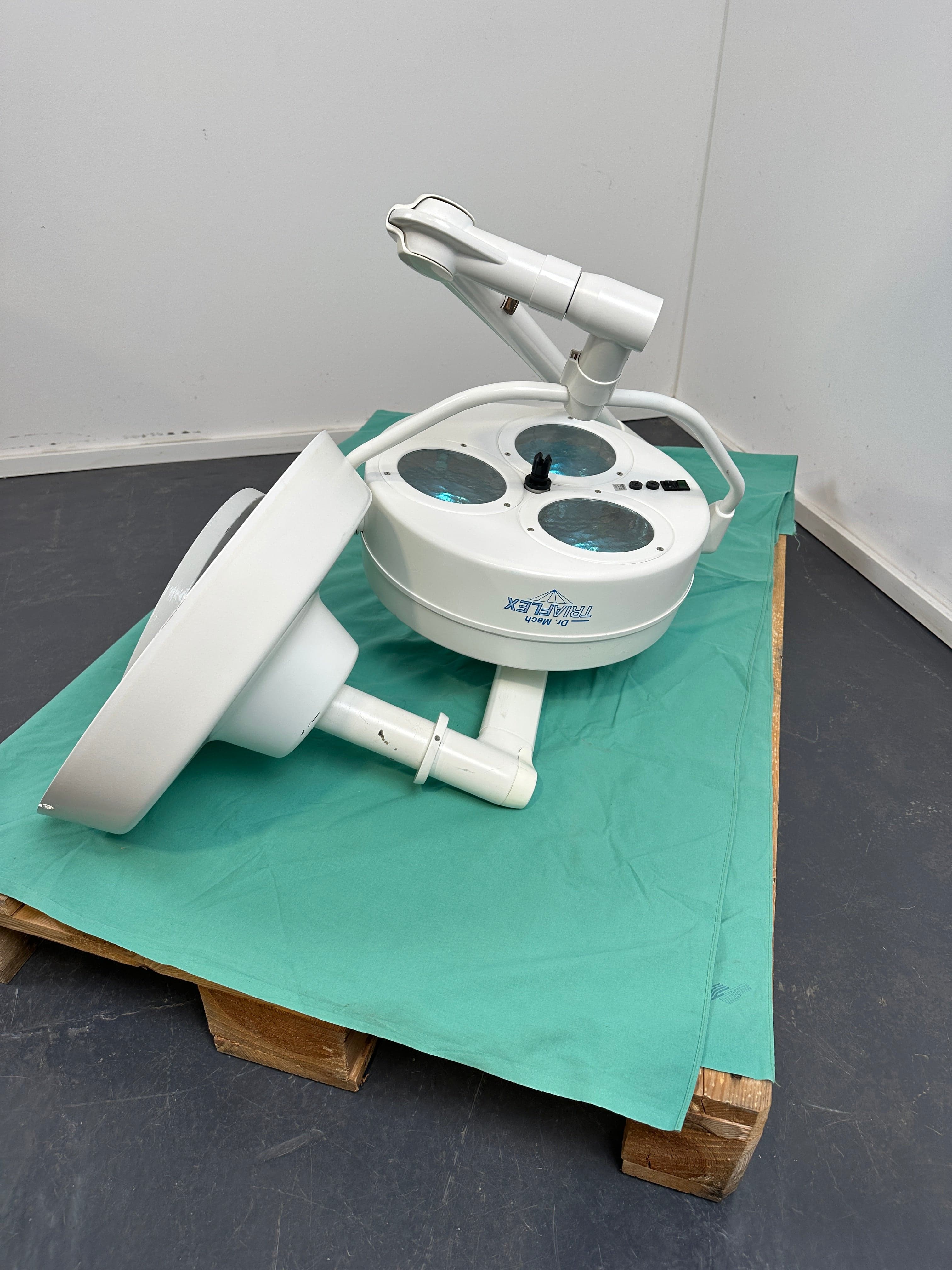 DR. MACH Triaflex Surgical light