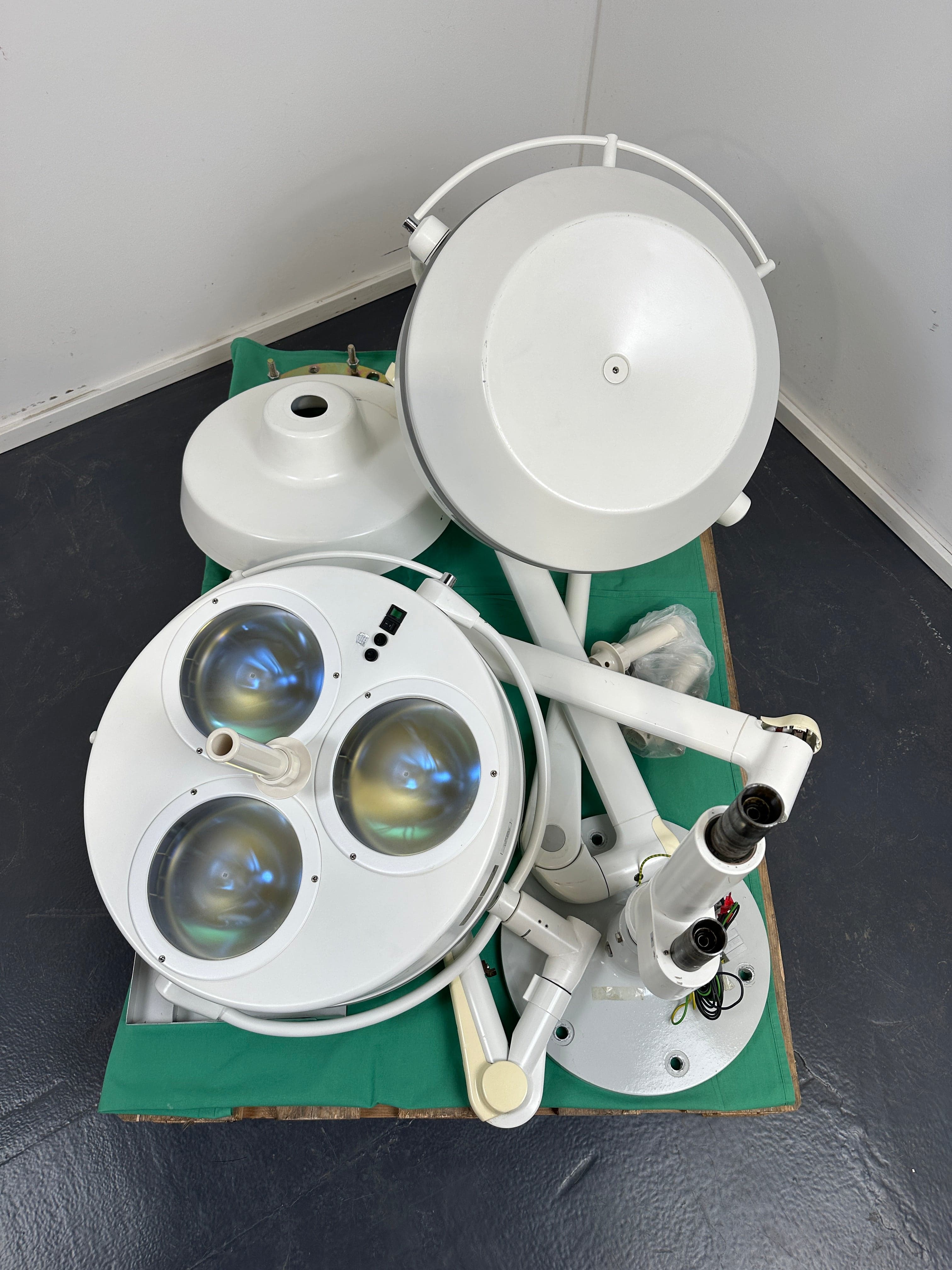 DR. MACH TrigenFlex R96 Surgical light