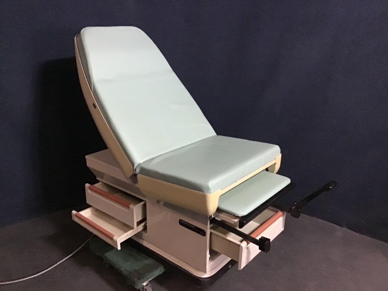 For Sale MIDMARK 405 Power Exam Table