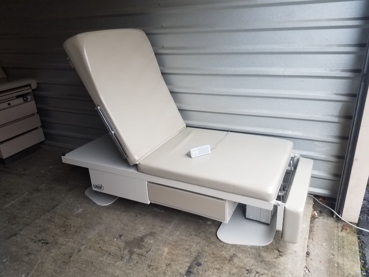 For Sale UMF MEDICAL Medical Exam Table UMF 5005 Bariatric w New Cream Upholstery Exam Table