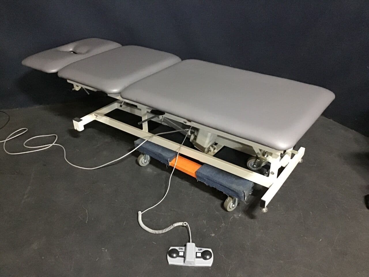 For Sale ARMEDICA MANUFACTURING AM300 Power 3 Section Treatment Table