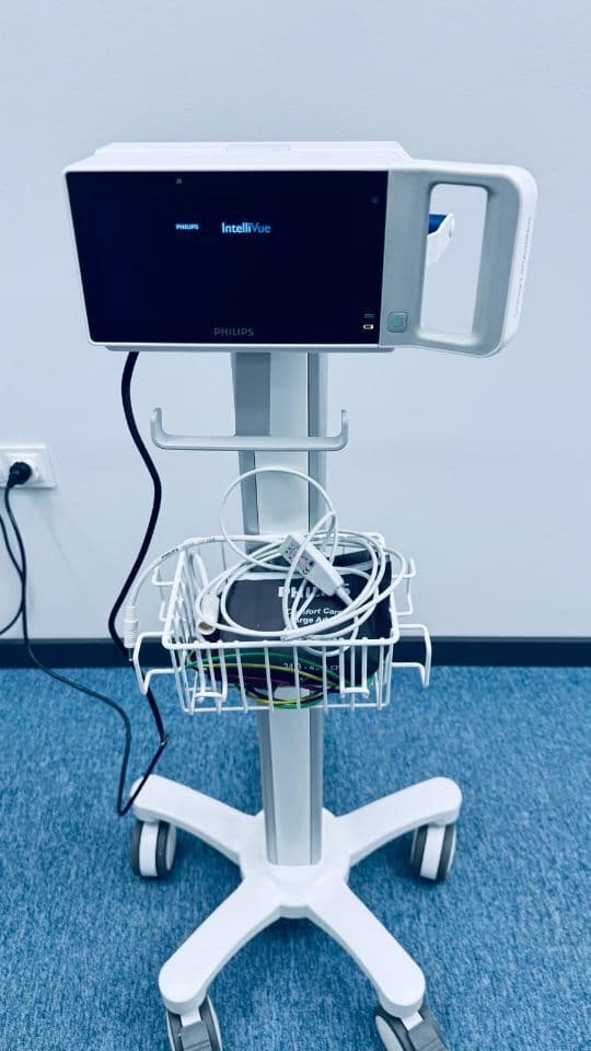 For Sale PHILIPS IntelliVue MX100 on rollstand YOM: 2021 Multiparameter Monitor