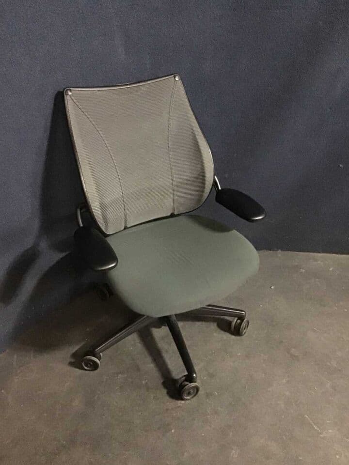 For Sale Office Chair: Office Chair with arms rolling